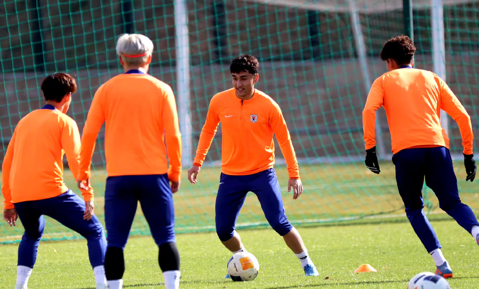 兰博电竞-山东泰山训练开放日，转会期篮板制胜引欢呼，国王杯在即，更衣室氛围转暖(山东泰山足球吧百度贴吧)